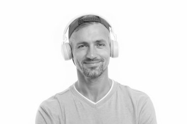 Basit bir zevk. Ses kitabının tadını çıkarıyorum. Modern kulaklık konsepti. Ses eğitimi. Ses kaydı. Tıraşsız yakışıklı hippi, ses dosyası dinliyor. Motivasyon ve ilham için müziği dinle