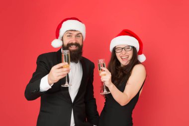 Hazır mısın? İş çifti şampanya içer. Xmas ofis partisi. Yeni yılı seviyorlar. Tebrikler konsept. Resmi çift ziyaret töreni. Smokin giyen adam ve Noel Baba şapkalı kadın. Mutlu Noeller.