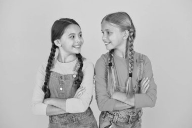 Vatansever yetiştirilme tarzı. Bağımsızlık günü. Biz Ukraynalıyız. Ukraynalı çocuklar. Çocuklar Ukraynalı genç nesil. Ulusal bayramı kutlayın. Vatanseverlik kavramı. Mavi ve sarı giysileri olan kızlar