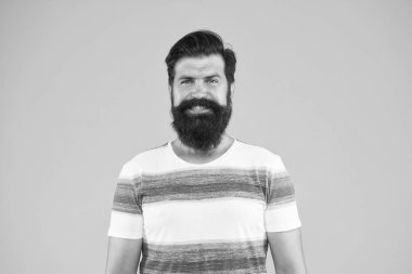 Cennet tatili. Neşeli denizci. Deniz tatil köyü. Yaz mevsimi en iyisidir. Okyanus gezisi. Sakallı hippi sarı duvar. Sakallı, olgun, vahşi bir adam. Erkek modası. Berber dükkanı. Yaz tatili başladı.