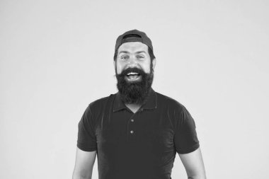 Size nasıl yardımcı olabilirim? Süpermarket personeli aranıyor. Bıyıklı adam sakallı hippi üniforması sarı arka plan giyiyor. Dükkan personeli konsepti. Satış elemanı kariyeri. Mağaza işçisi kiralamak. Konukseverlik