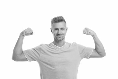 Güçlü pazılar. Atletik vücut. Erkek sporcu beyaz arka planı izole etmiş. Gömlek içinde yakışıklı bir adam. Erkek spor kıyafeti. Moda konsepti. Erkek manken mağazası. Spor tarzı. Erkek giyimi ve şık kıyafetler.