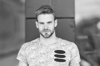 Sadece dört gözle bekliyorum. Maço adam cam bina arkaplanı. Erkek modası yaz trendi. İradeli erkek. Tıraşsız bir adam cildini ve sakalını önemser. Berber dükkanı konsepti. Kaslı adam şehirli tarzı. modern yaşam