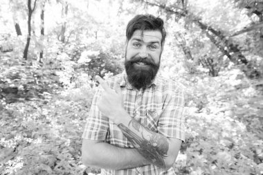 Yaz tatili konsepti. Vahşi doğa aktivitelerini keşfedin. Adam sakallı hipster yeşil ağaçlar arka plan. Duygusal doğa aşığı. Yaz ormanında yakışıklı bir sakal ve bıyık. Çevre ile birleşik