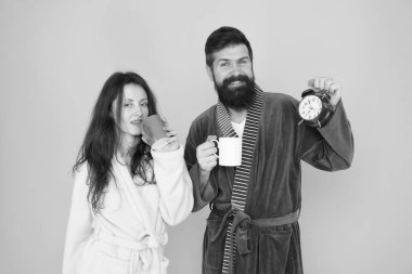 Sağlıklı bir güne başla. Sevme zamanı. Evde çay saati. Zor bir sabah. Sabah çifti kahve içer. Sakallı adam ve kız kahve fincanı. Uyanma vakti. Aile hayatı rutini. Birbirlerine aşık çiftler.