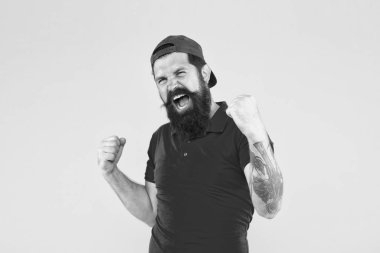 Mutluluk kavramı. Psikolojik sağlık. Mutlu duygusal adam. Olumlu duygular. Sarı arka plandaki mutlu adam. Kazanan. Başarılı bir gün. Adam mutlu memnun gülümseyen ifade. Adam mutlu yüz