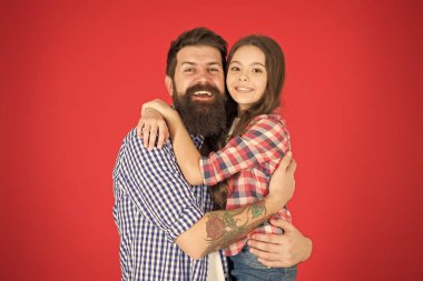 Ailem benim ilham kaynağım. baba ve kızı kucaklamak. Küçük çocuk babasını seviyor. Babalar günü. çocuk günü. Aile bağları. babası ile mutlu küçük kız. mutlu tatlı ile baba. O benim babam.