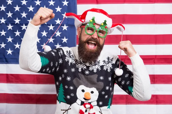 Amerykanin dołączył do radosnego świętowania. Amerykańska tradycja. Święty Mikołaj na amerykańskiej fladze. Świętujcie Boże Narodzenie i Nowy Rok. Świąteczna tradycja z USA. Dumny z mojego kraju. Sezon zimowych wakacji — Zdjęcie stockowe