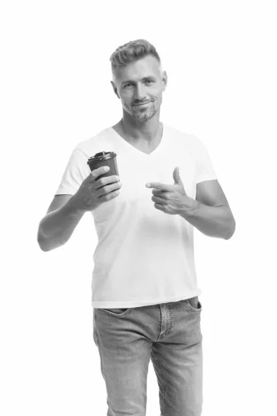 Je moet het proberen. Koffie drinken voor een goed humeur. Eco levensstijl en recycling. Tevreden met smaak. Recycleerbare koffiekop. Hipster man houdt papieren koffiebeker vast. Ontspannende pauze. Een man drinkt koffie. — Stockfoto