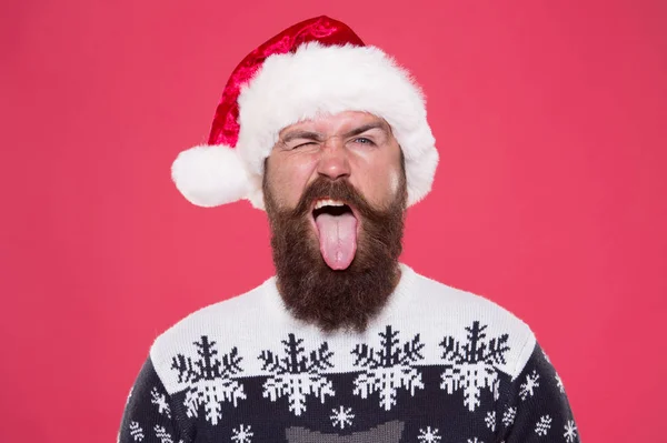 긍정적이 되라. 잔인 한 사냥꾼이 빨간 스웨터를 좋아 해요. 겨울 방학재밌어. 행복 한 얼굴 콧수염. 수염달린 산타의 초상화. 새해 파티. 크리스마스 시간이야. grimacing 수염 남자 산타 모자 — 스톡 사진