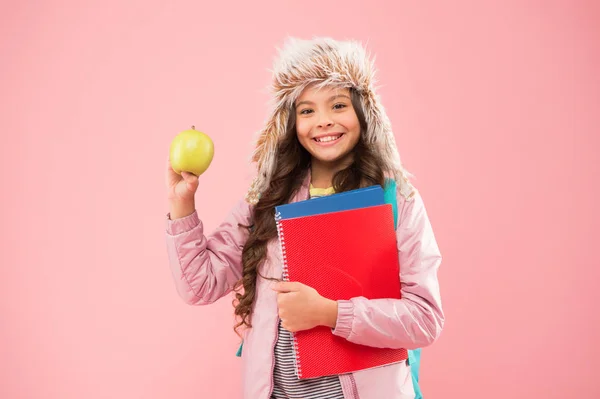 Modern onderwijs. Kerstvakantie. Academisch jaar. Winter semester. Tiener met rugzak en boeken. Stijlvol schoolmeisje. Meisje kleine modieuze schoolmeisje dragen rugzak. Schoolmeisje gelukkig dagelijks leven — Stockfoto