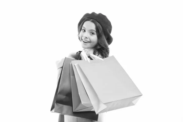 Hola venta de otoño. La niña feliz sostiene bolsas de la compra. Niño pequeño disfrutar de la venta de temporada. Viernes Negro y venta del lunes cibernético. Venta, tienda ahora —  Fotos de Stock