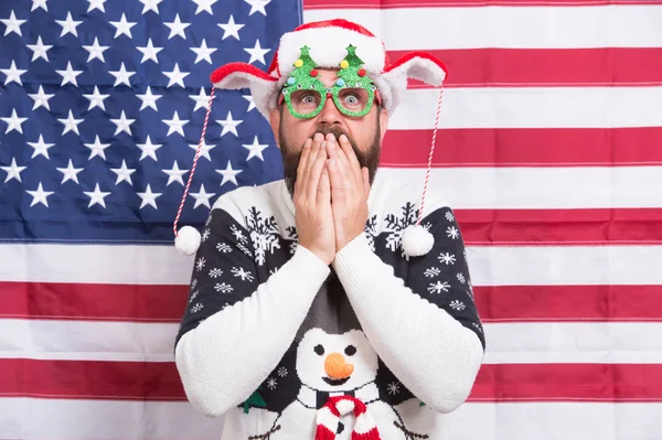 Det är overkligt. Patriotisk dekoration idealisk för att fira. vinterlov. Amerikansk julfest. Julhälsning från USA. Tomten på amerikansk flagga bakgrund. Skäggiga amerikanska mannen fira nyår — Stockfoto