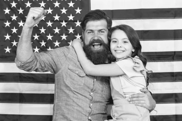 自由の基本的権利アメリカ人はどのように独立記念日を祝うのですか。父アメリカのひげヒップスターと宇佐旗を持つかわいい娘。独立は幸福です。独立記念日の休日 — ストック写真