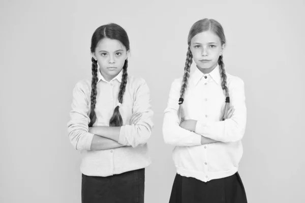 Conceito de mau humor. Amizade escolar. Apoio e amizade. Relações problemáticas. Uma relação amigável. Objectivos de amizade. Bonitas colegas de turma. Primeiro dia na escola. Irmandade e amizade — Fotografia de Stock