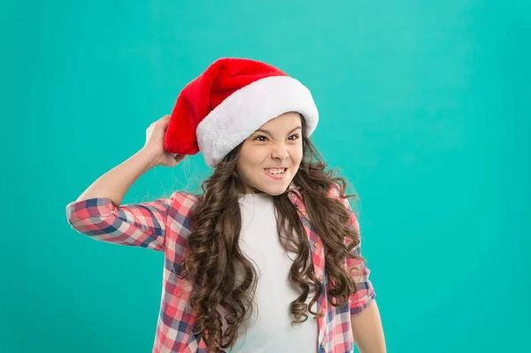 Energie der Ferien. Winterstimmung. Frohe Winterferien. Kleines Mädchen. Entzückend süßes Baby wartet auf den Weihnachtsmann. Feier-Konzept. Neujahrsparty. Santa claus fancy kid. Kleines Kind mit Weihnachtsmütze — Stockfoto