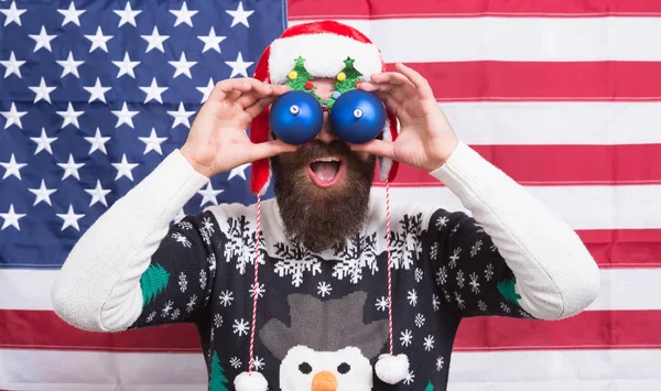Tolle amerikanische Weihnacht. Happy Santa amerikanischen Flagge Hintergrund. Große Augen. Aufgeregter Blick. Glücklich zu sehen. Bärtiger amerikanischer Mann. Feiern Sie Weihnachten und Neujahr auf amerikanische Weise. Wintergrüße. Spaß haben — Stockfoto