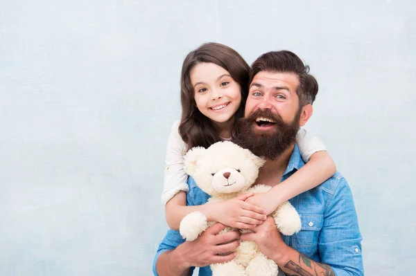 Familjemedlem till nallebjörnen. Familjeförhållanden. Faderns dagskoncept. Fin far och barn. Far och dotter ljus bakgrund. Stärka far dotters relationer. Barn och pappa bästa vänner — Stockfoto