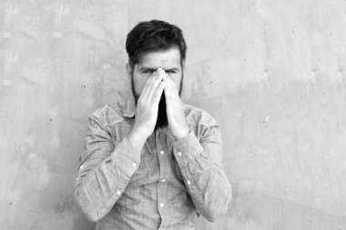 Burun akıntısı. Hapşırma yüzü ile Adam sakallı hipster kapalı gözleri beton duvar arka plan kadar kapatın. Acımasız hipster hapşırma. Alerji ilaçları alın. Hapşırmayı bırakamıyorum. Soğuk algınlığı tıbbi tedavileri