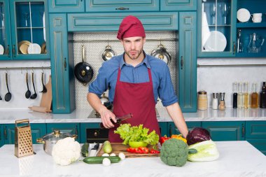 Salata sosu. Doğal yağ. Zeytinyağı ekle. Sağlıklı yiyecekler. Vejetaryen tarifi. Aşçı mutfakta. Diyet ve organik gıda. Aşçılık dersi. Düzgün beslenme. Fitness diyeti. Pişirmek için yağ. Sos konsepti