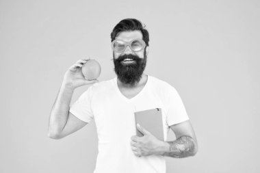 Tam turuncu. Zaman turuncu meyve ve kitap Not defteri turuncu tutmak gülümsemek gülümseyen renk güneş gözlüğü adam sakallı. Adam uzun sakal turuncu renk seviyor. Vitamin kaynağı. Parlak ve canlı