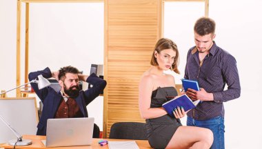 İşimiz inanılmaz. Takım çalışması insanları. İnsanlar modern birlikte çalışma ofisinde büyük iş tartışma yapma. Ofis masasında çalışan ve iletişim kuran iş adamları. İnsan kavramı