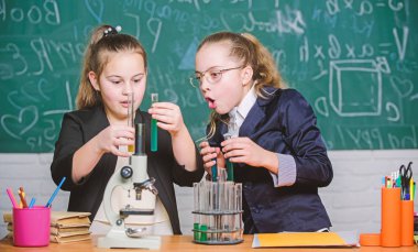 Biyoloji okul ders. Küçük kızlar okul laboratuarında. Resmi okul eğitimi. Kimya araştırma. Küçük bilim adamı iş ile mikroskop. bilim laboratuvar deneylerinde. Büyük tıbbi sonuçları.