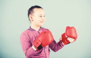 Tam konsantrasyon. Boks eldivenli mutlu çocuk sporcu. Spor başarısı. spor giyim moda. küçük kız boksör egzersiz. Fitness diyeti. enerji sağlığı. nakavt yumruklama. Çocukluk aktivitesi