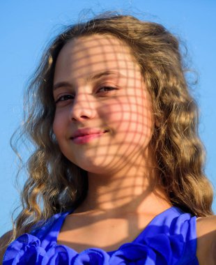 Güzel gülümseme. Doğal güzellik. Küçük kız uzun kürek kılı. Mutlu çocukluk. Mükemmel sağlıklı bir cilt. Gençlik harika bir şey. Yaz tatili ve tatil. İyi havanın tadını çıkar. Çocuk modası. Güzel çocuk dışarıda.