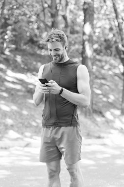 Uygulamayı ayarlayın. Akıllı telefon ve akıllı saatli sporcu koşuya hazırlanın. Spor uygulaması ile eğitim daha eğlencelidir. Uygulamayı kullanarak rota çalıştır'ı oluşturun. Man akıllı telefon jog başlatmak için hazır