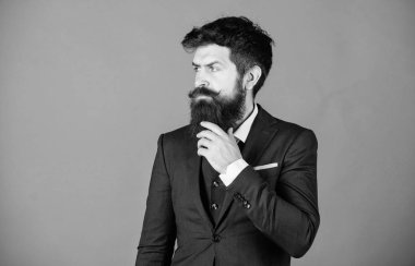 Moda kavramı. Adam giyim resmi kıyafeti. Kusursuz stili. İşadamı modaya uygun kıyafet Menekşe arka plan ayakta. Adam sakallı hippi giyim Klasik takım elbise. Resmi kıyafeti. Şıklığı ve erkek tarzı