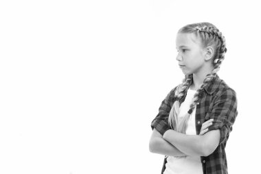 Uzun ve sağlıklı kilitleri göster. Çocuğun saçı beyazın üstüne örülmüş. Güzel görünümlü küçük bir çocuk. Uzun örgülü küçük bir çocuk. Sıradan moda tarzında sevimli bir çocuk. Çocuklar için kuaför salonu, kopyalama alanı