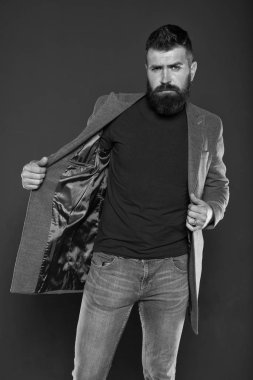 Sıcak ceket. Günlük kıyafet. Sonbahar modası. Erkeksi bir görünüm. Acımasız hipster adam. Hipster sıradan kıyafetler giyiyor. Sakal saç ve şık saç kesimi ile Hipster. Sakallı adam trendy hipster tarzı