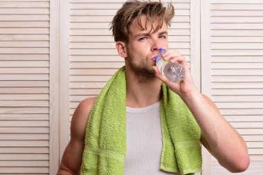 Sabah duş sonra güçlü kasları ile sporcu