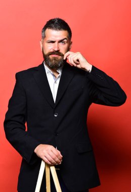 Profesör ile şık bir saç modeli ve kendinden emin yüz. Sakallı