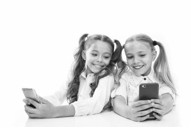 Çevrimiçi iletişim. Çevrimiçi web günlüğü oluşturun. Sosyal ağları takip edin. Çevrimiçi oyun oynamak. Blogger okulu. Eğitim başvurusu. Schoolgirls akıllı telefonlar internet sosyal ağlarsörf. İleti gönder