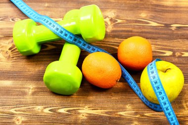 santimetre dumbell ağırlık ve elma, portakal - diyet kavramı ile