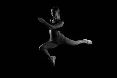 Adrenalin patlaması. Stresinden kurtul. Sportif kadın hızlanıyor. Hayatına devam et. Spor koşusu başladı. Dayanıklıdır. Enerjik kadın egzersizi. Formuna ve diyetine göre iyi durumda. Daha hızlı ol. Başarının yolu