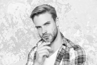 Her şeyi biliyor gibi görünüyorsun. Karizmatik öğrenci kareli gömleği. Tıraşsız adam görünüşüne dikkat eder. Erkeklerin şehveti. Seksi adam gündelik tarzda. Maço erkek grunge geçmişi. Erkek moda bahar koleksiyonu