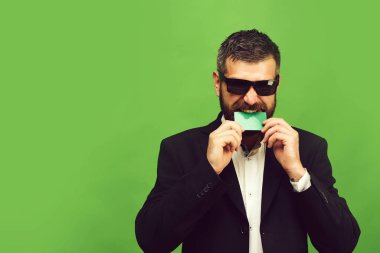 İş ve başarı kavramı. Boş oyun kağıdı, kopya alanı ile iş adamı