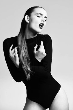 Güzel bir kız ifade edici bir yüzü ve mavi dudaklarıyla şarkı söylüyor.