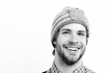 Beyaz arka planda, kışlık şapkalı ve ekose gömlekli adam.