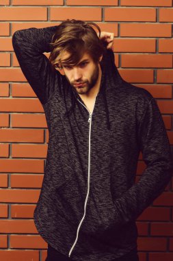 Sakallı adam dağınık ve uykulu yüz ile spor kıyafeti giymiş