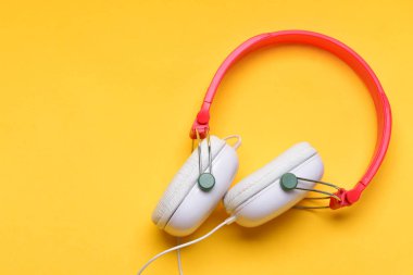 Hobi, eğlence ve müzik kavramı. Kulaklıklar beyaz ve kırmızı