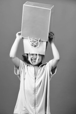 Mutlu yüz çocukla ifade ve dağınık saç modeli yok alışveriş