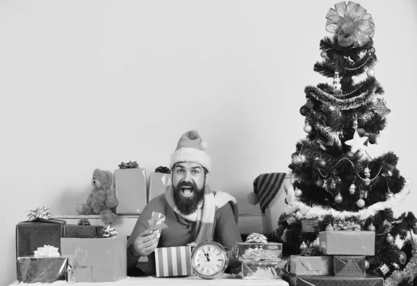 Santa drží dárkovou krabici. Muž s vousy a veselou tváří — Stock fotografie