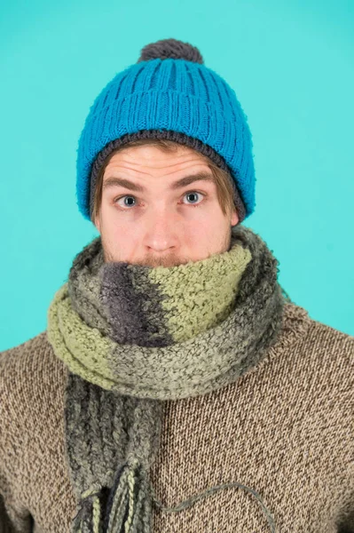 Feeling sick and cold. he caught a cold. male knitwear fashion. men knitted accessory. poor homeless man. frozen man feeling cold in winter. no flu. winter weather forecast. guy wear warm clothes — Stock Photo, Image