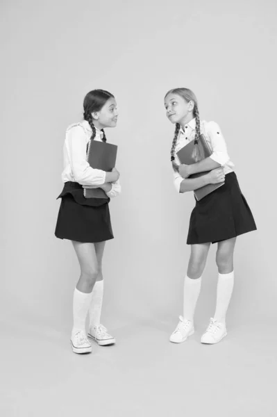 Una vida brillante. compañeros de clase alegres con libro de trabajo. niñas con uniforme escolar. cuaderno del diccionario. Obtener información. leyendo historia. literatura infantil. niños aprendiendo gramática. de vuelta a la escuela — Foto de Stock