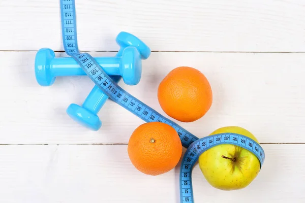橙汁、 苹果用卷尺、 饮食概念的重量哑铃 — 图库照片
