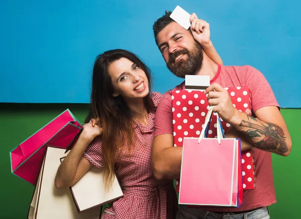 Pareja en el amor abrazos y sostiene caja y bolsas de compras —  Fotos de Stock